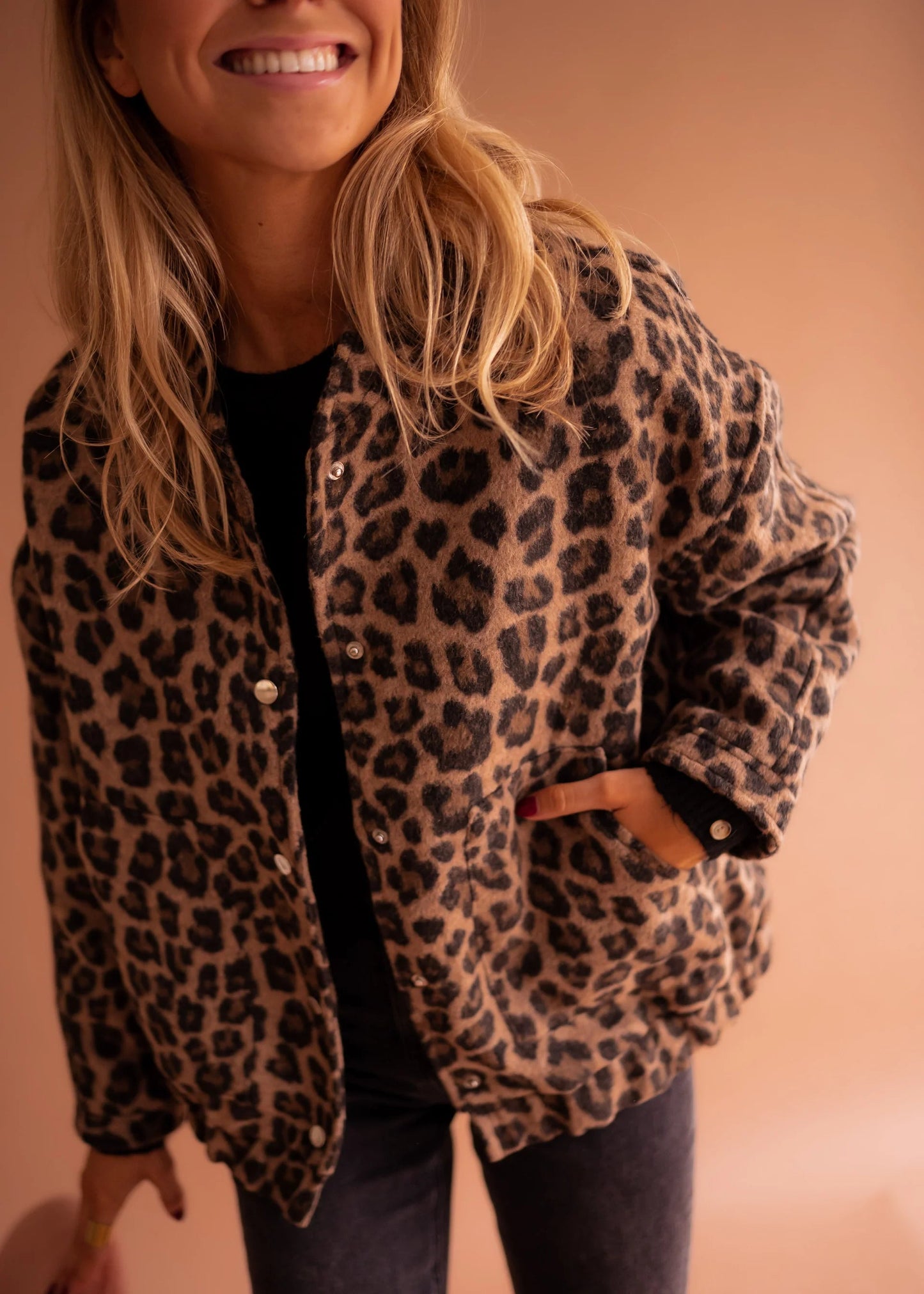 STELLA | Chaqueta estampada de leopardo.