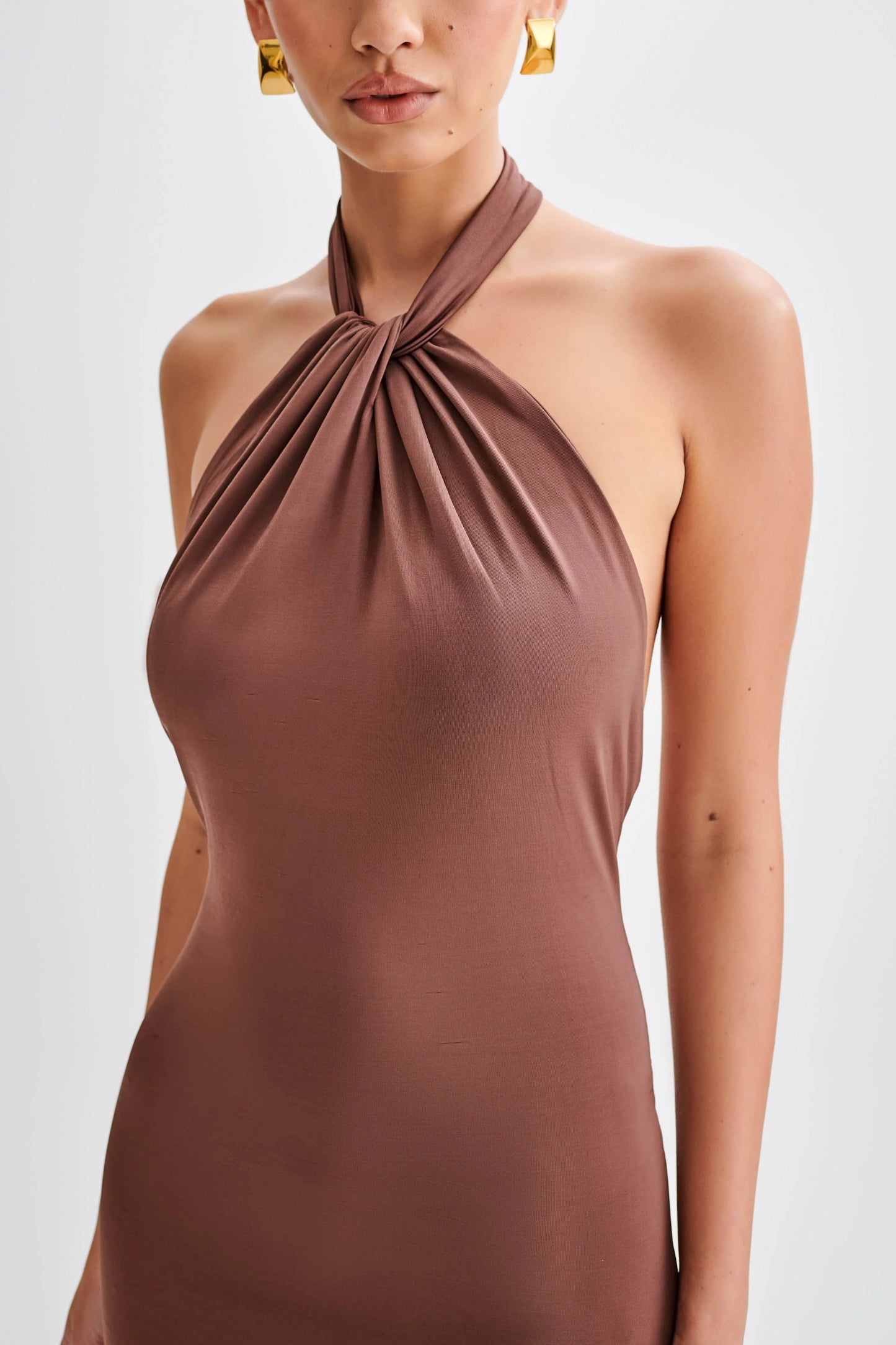 KLARA | Vestido con curvas y cuello Halter.