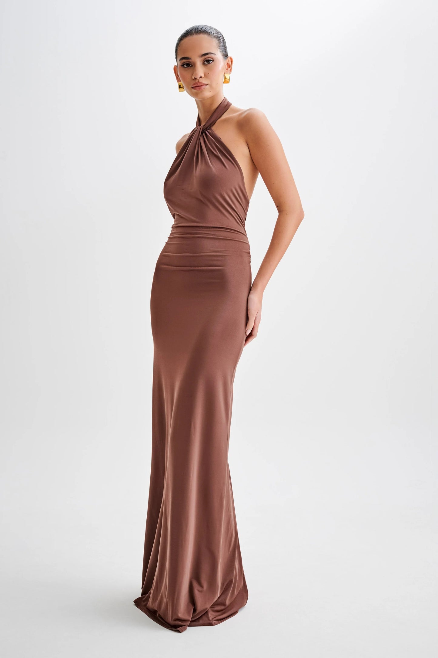 KLARA | Vestido con curvas y cuello Halter.