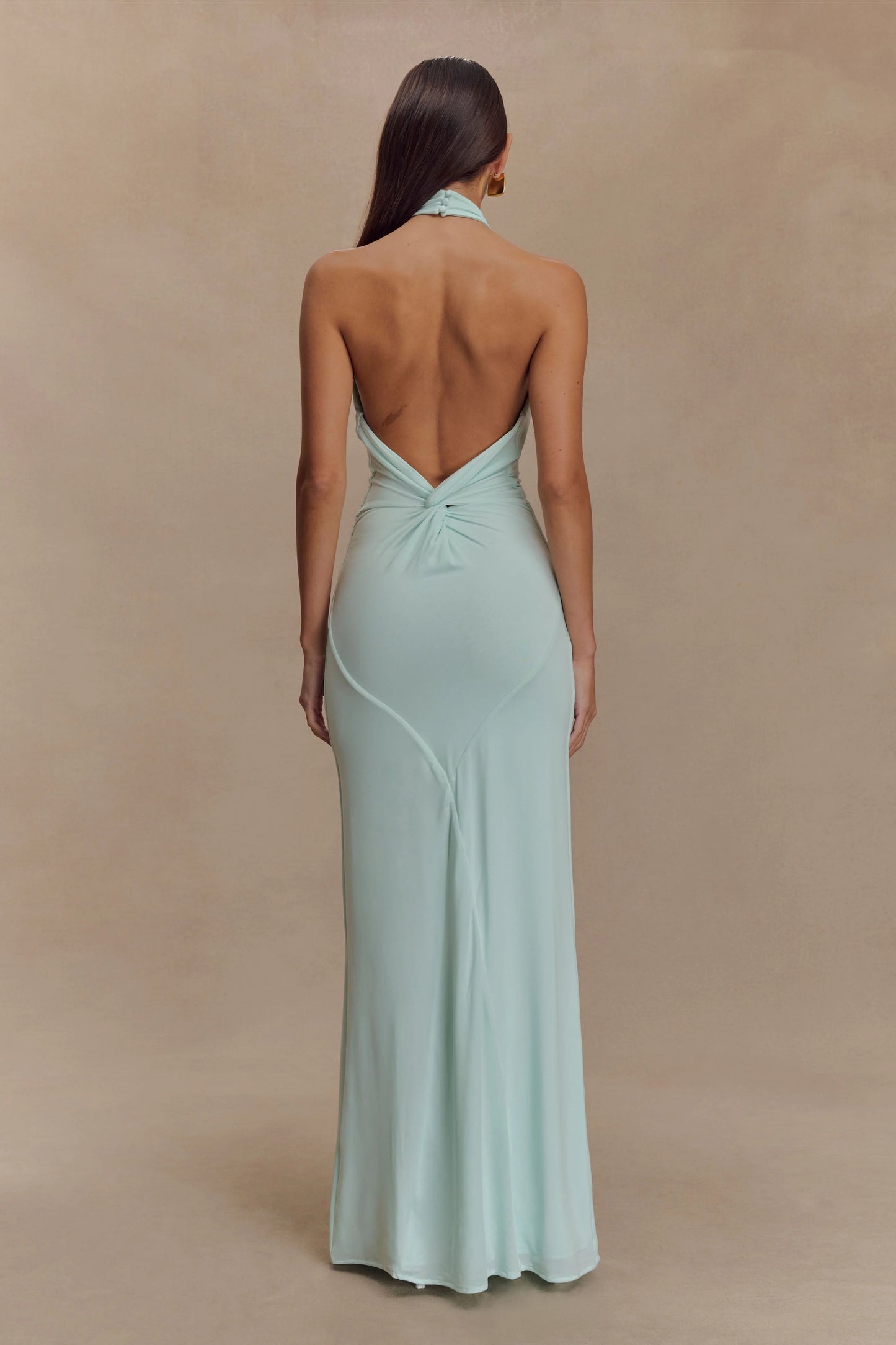 KLARA | Vestido con curvas y cuello Halter.