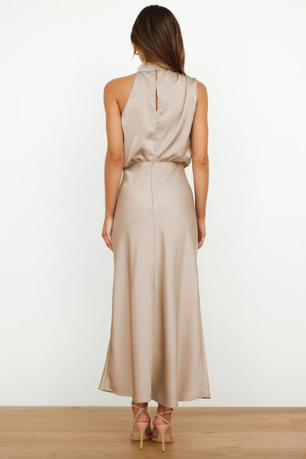 MARIANA | Vestido con escote americano.