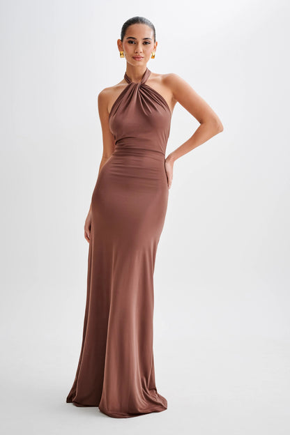KLARA | Vestido con curvas y cuello Halter.