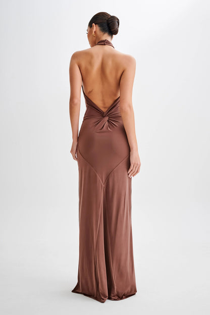 KLARA | Vestido con curvas y cuello Halter.