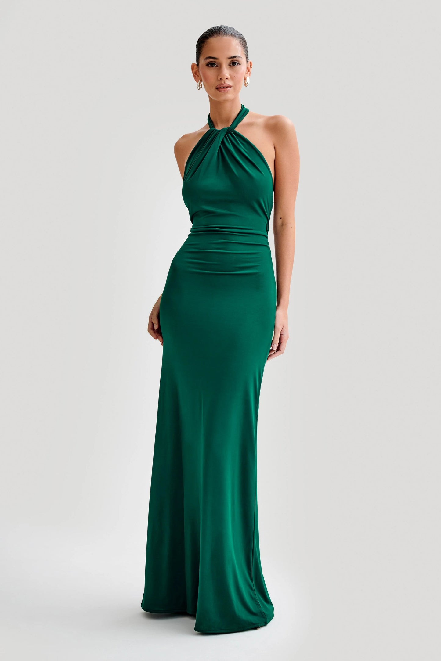 KLARA | Vestido con curvas y cuello Halter.