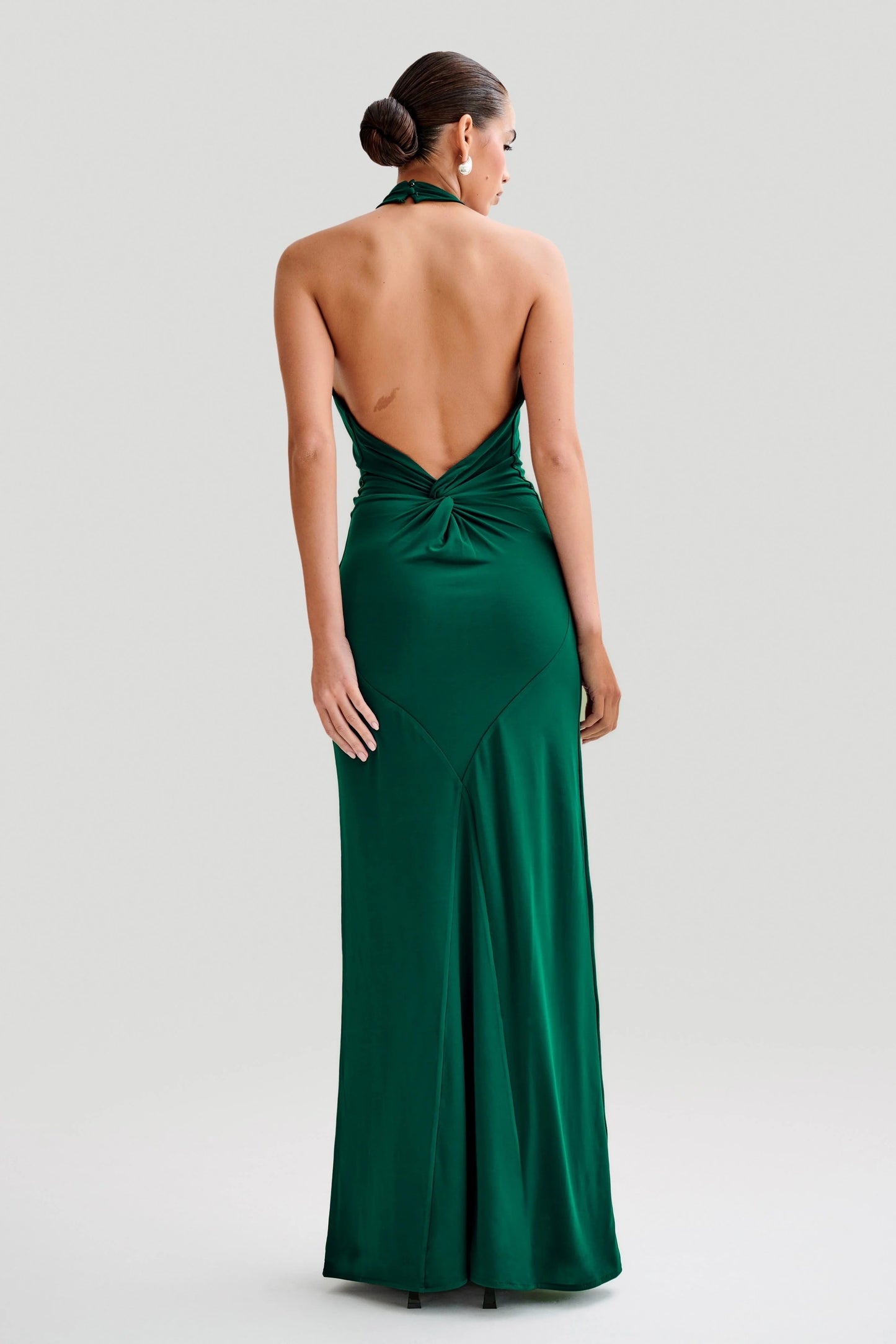 KLARA | Vestido con curvas y cuello Halter.