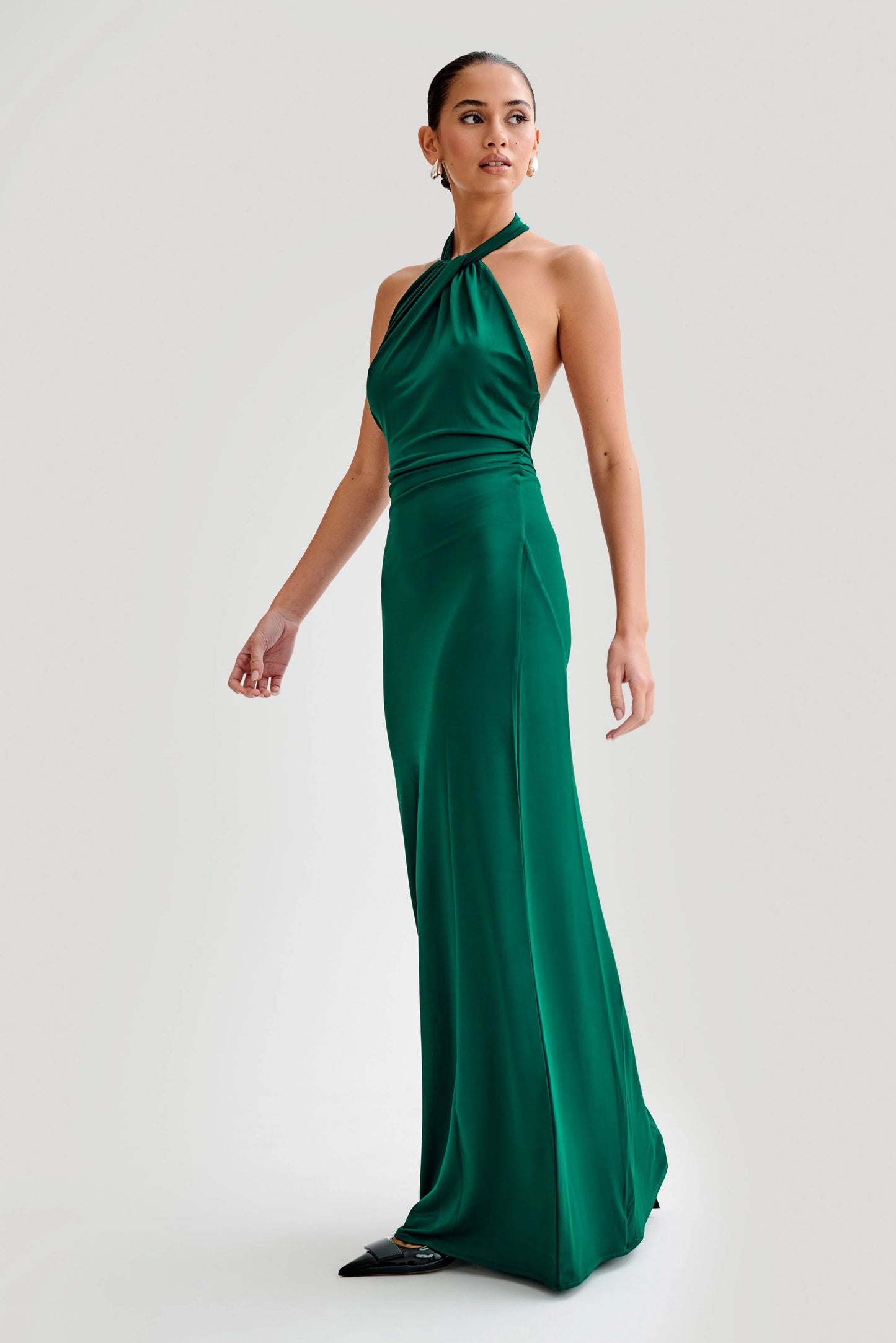 KLARA | Vestido con curvas y cuello Halter.